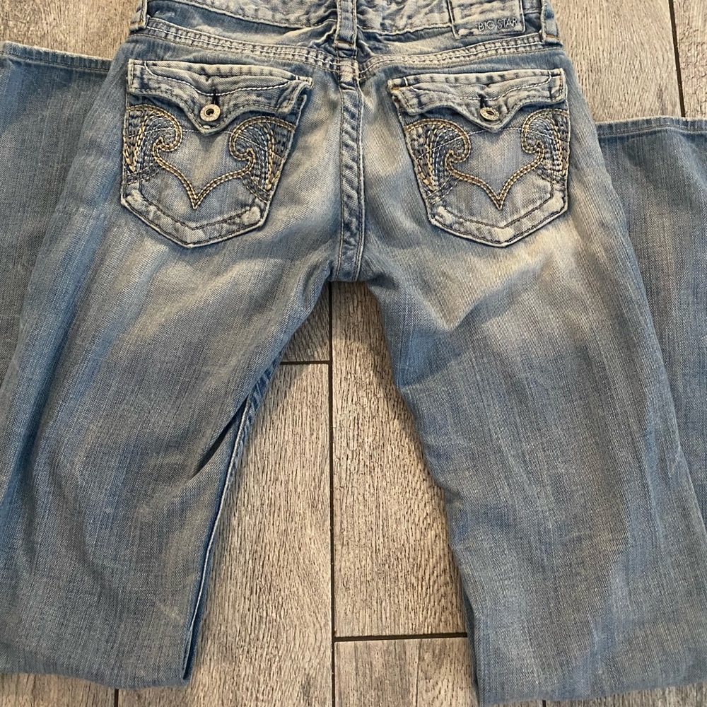 Big Star Jeans 
Low Boot Cut
26L
Light denim 
Very soft and comfortable 👖💗